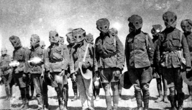 Soldati con maschere antigas impegnati nei combattimenti