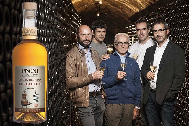 4-la-famiglia-pisoni-della-storica-distilleria-di-pergolese-al-centro-il-patriarca-arrigo.jpg