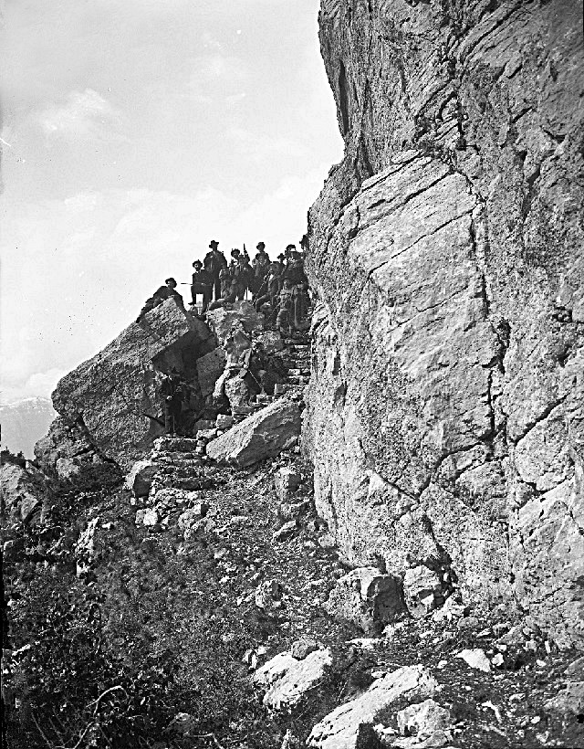 escursionisti-in-posa-sul-sentiero-della-cuna_archivio-fotografico-storico-provinciale_inpixio.jpg