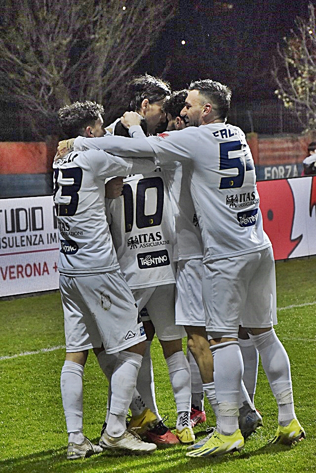 13-3-esultanza-gol-petrovic2.JPG