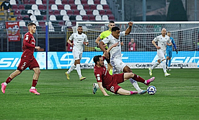 9-3-nicola-pavan-entra-in-scivolata-su-raphael-odogwu.JPG