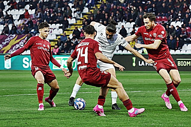 9-3-silvio-merkaj-circondato-da-tre-avversari.JPG