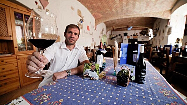 3-lorenzo-zadra-el-zerremia-brinda-nella-cantina-di-revo-val-di-non.jpg