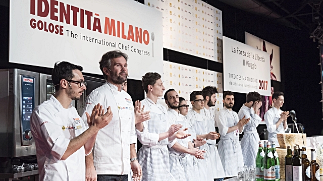 3-passerella-di-chef-stellati-al-congresso-di-identita-golose-in-primo-piano-carlo-cracco.jpg