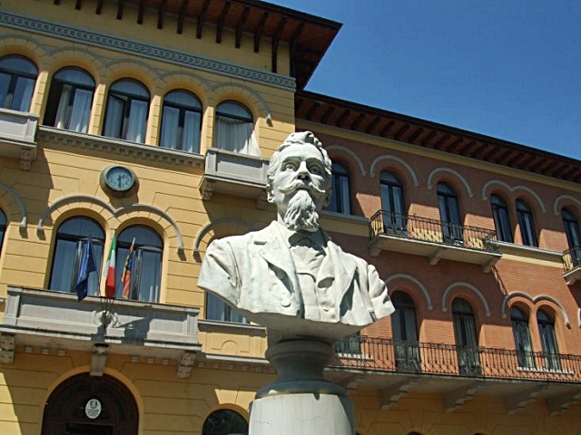4-il-busto-di-antonio-carpene-davanti-alla-scuola-enologica-di-conegliano-fondata-nel-1876.jpg