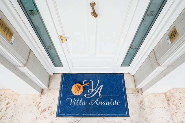 2-all-asta-anche-il-tappetino-d-ingresso-di-villa-ansaldi-aurena-at.jpg