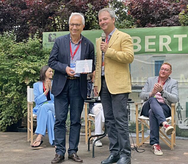 1-il-direttore-di-civilita-del-bere-alessandro-torcoli-consegna-il-premio-al-prof-luigi-moio.jpg