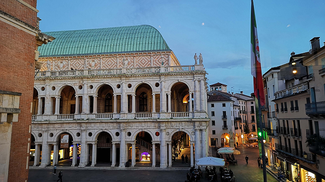 1-la-basilica-palladiana-in-piazza-dei-signori-a-vicenza-con-il-ristorante-di-matteo-grandi.jpg