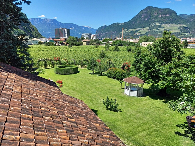 3-bolzano-la-tenuta-bologica-nusserhof-di-proprieta-della-famiglia-mayr-dal-lontano-1788.jpg