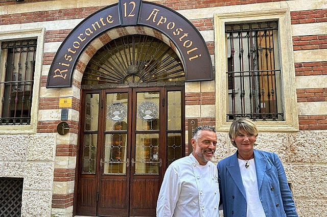 3-giancarlo-perbellini-con-la-moglie-silvia-all-ingresso-del-ristorante-12-apostoli-di-verona.jpg
