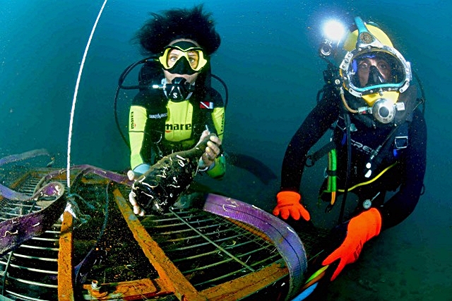 3-i-sub-portano-in-superficie-le-magnum-che-hanno-riposato-per-lungo-tempo-in-mare.jpg
