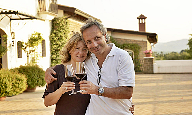 3-il-prof-luigi-moio-con-la-moglie-laura-di-marzio-nella-tenuta-quintodecimo-in-irpinia.png
