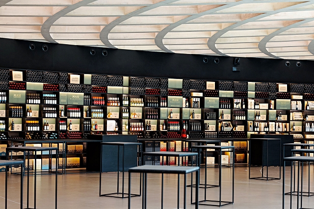 3-la-spettacolare-passerella-delle-etichette-del-cuore-nel-wine-shop-della-casa-dell-amarone.jpg
