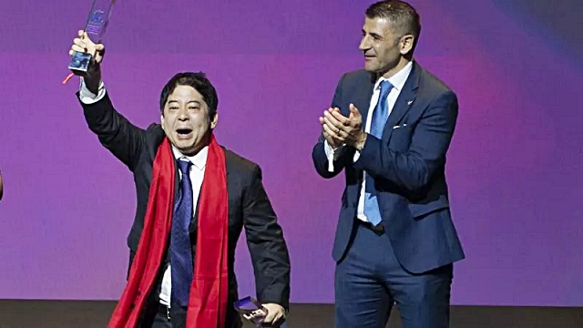 3-lo-chef-peruviano-mitsuharu-micha-tsumura-esulta-dopo-aver-ricevuto-l-oscar-di-miglior-ristorante-del-mondo.jpg