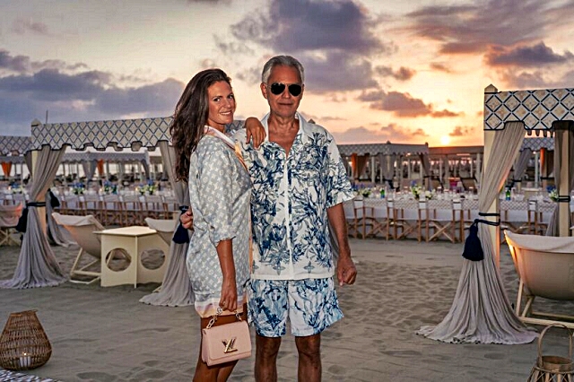 4-andrea-bocelli-con-la-moglie-veronica-berti-a-forte-dei-marmi-al-tramonto.jpg
