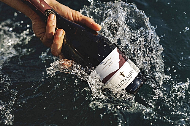 5-la-bottiglia-di-trentodoc-2019-brezza-riva-silente-affinato-nelle-acque-del-lago-di-garda.jpg