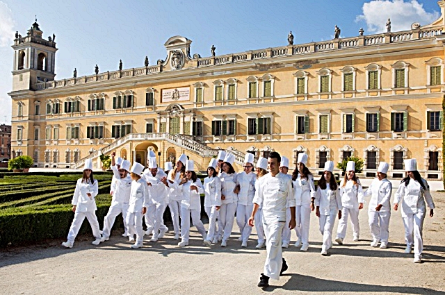 7-gli-allievi-della-scuola-internazionale-di-cucina-italiana-alma-davanti-alla-reggia-di-colorno.jpg