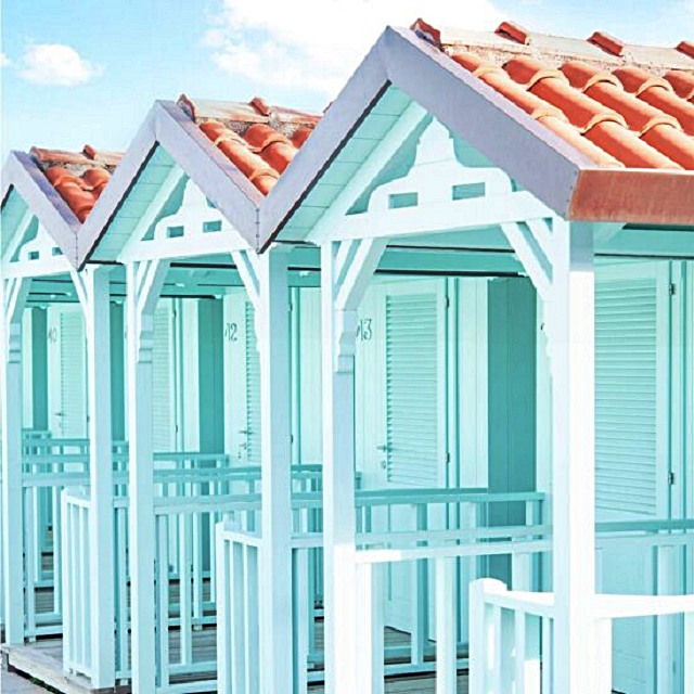 7-le-cabine-dipinte-in-azzurro-tiffany-dello-stabilimento-balneare-alpemare-di-andrea-bocelli.jpg