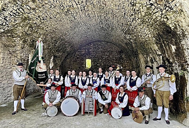 bande-in-grotta-1.jpg