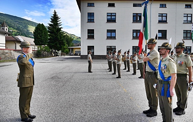 comandante-saluta-la-bandiera-di-guerra.jpg