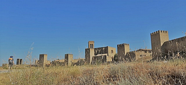 5-arrivando-al-cerco-de-artajona.jpg