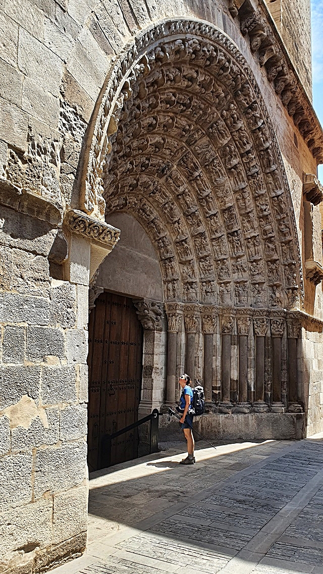 5-davanti-alla-porta-del-giudizio-della-cattedrale-di-tudela.jpg
