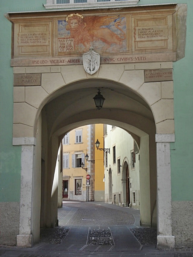 porta-di-san-marco-a-rovereto.JPG