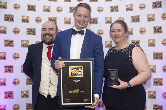 roner-direttore-marketing-simon-schweigkofler-in-mezzo-durante-la-premiazione-con-awards-ceo-damian-riley-smith-sinistra-e-awards-director-anita-ujszazi-destra.jpg