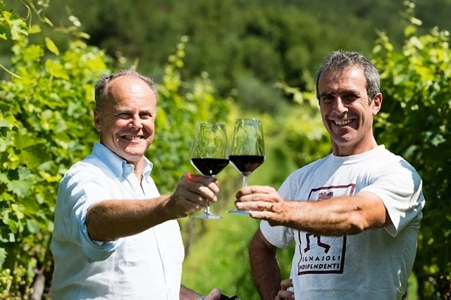 3-marco-e-stefano-pisoni-brindano-nel-vigneto-dell-azienda-di-pergolese.jpg