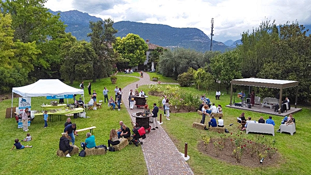 4-il-weingarden-letrari-di-borgo-sacco-che-accogliera-gli-ospiti-per-l-aperitivo-nel-vigneto.jpg