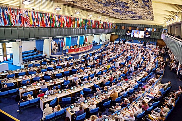 5-la-sala-congressi-della-fao-a-roma-gremita-di-delegati-del-movimento-slow-food-italia-foto-francesco-gili.jpg