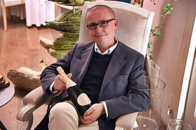 7-il-conte-valperto-degli-azzoni-con-uno-dei-suoi-trentodoc-dell-azienda-levide.jpg