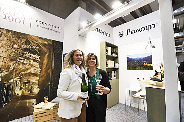 8-donatella-e-chiara-pedrotti-spumanti-nel-padiglione-di-vinitaly-dedicato-al-trentino.jpg