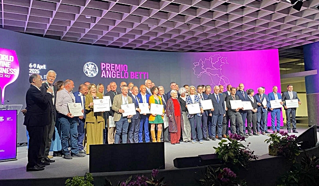 2-la-premiazione-a-verona-dei-benemeriti-della-viticoltura-italiana.jpg