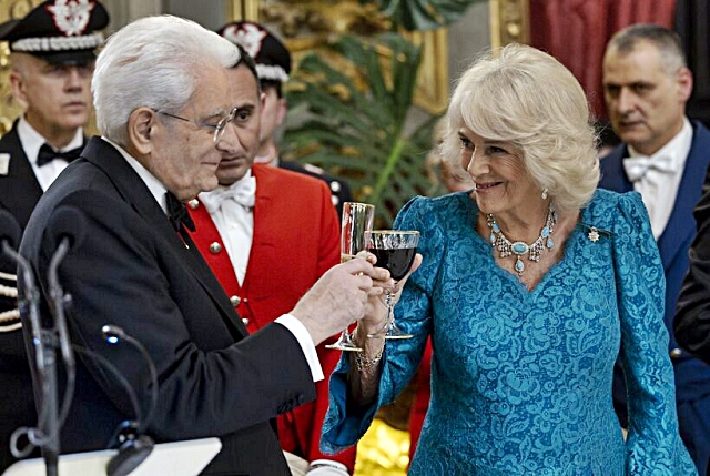 3-il-brindisi-del-presidente-sergio-mattarella-con-la-regina-camilla-foto-paolo-giandotti.jpg