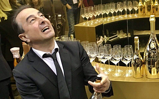 3-volano-i-tappi-a-vinitaly-nello-stand-dell-azienda-bottega.jpg