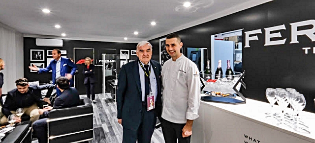 4-il-giornalista-giuseppe-casagrande-nello-stand-ferrari-con-edoardo-fumagalli-chef-di-locanda-margon.jpg