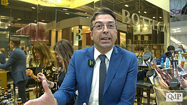 4-stefano-bottega-nello-stand-di-vinitaly-sempre-affollatissimo-jpg.png