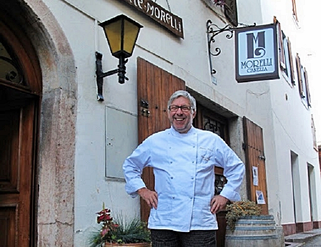 5-fiorenzo-varesco-e-l-insegna-della-storica-osteria-morelli-di-canezza.jpg