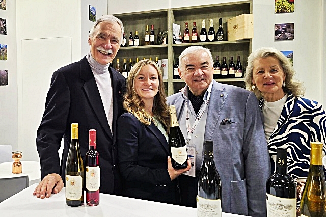 5-marco-donati-la-figlia-elisabetta-e-la-moglie-emanuela-presentano-l-ultimo-gioiello-al-giornalista-giuseppe-casagrande-foto-matteo-piazza.jpg