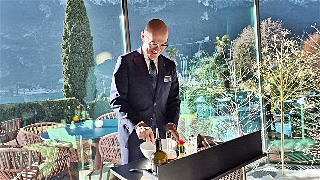 6-domenico-zanotti-lo-storico-restaurant-manager-del-palace-impegnato-nella-preparazione-della-tartare.jpg