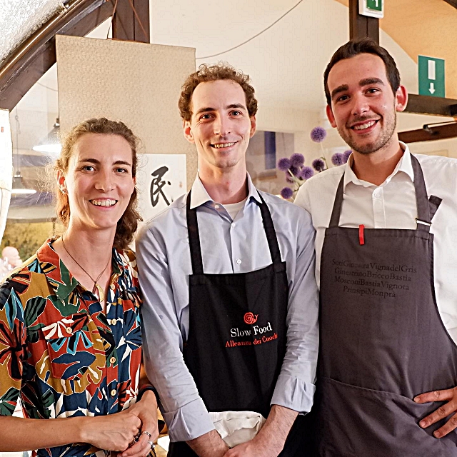 6-nicola-masa-a-destra-nella-foto-con-lo-staff-del-ristorante-boivin-di-levico-terme.jpg