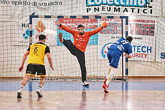 pallamano-loizos-para-rigore-a-fasano-1.jpg