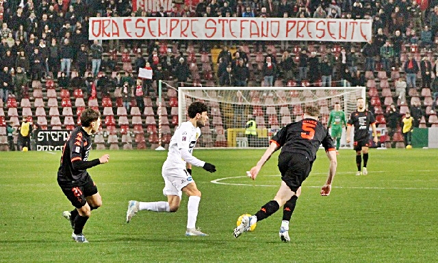 10-2-disanto-difende-il-pallone.JPG