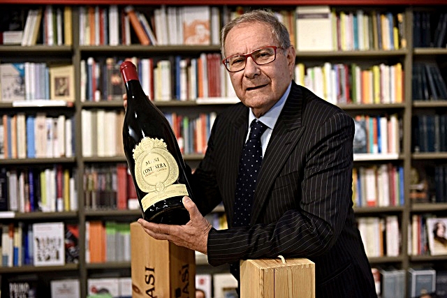 3-sandro-boscaini-festeggia-con-una-jeroboam-di-amarone-costasera.jpg