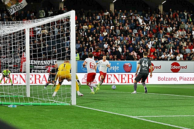 calcio-hamza-el-kaouakibi-in-area-avversaria.JPG