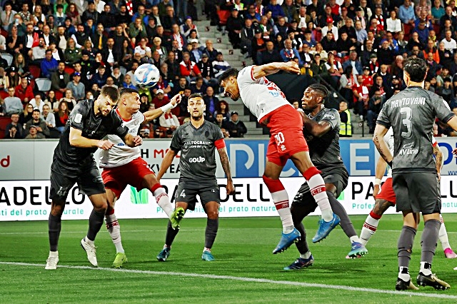 calcio-il-colpo-di-testa-di-raphael-odogwu.JPG