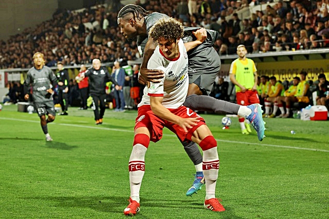 calcio-luca-belardinelli-cerca-di-bloccare-mehdi-dorval.JPG