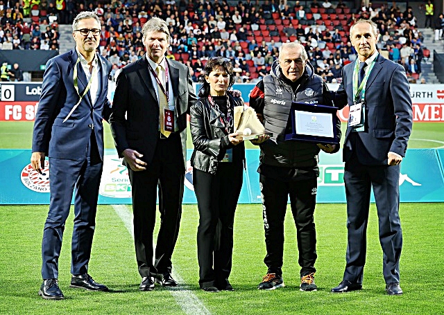 calcio-mister-fabrizio-castori-viene-premiato-per-il-suo-record-di-panchine-in-serie-bkt-dal-presidente-della-provincia-arno-kompatscher-dal-presidente-del-sudtirol-gerhard-comper-e-da-enrico-franchi-della-lega-b-3.JPG