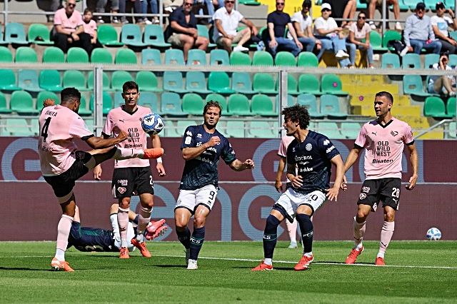 calcio-sbroglia-rayyan-baniya-cerca-di-chiudere-gabriele-gori.JPG